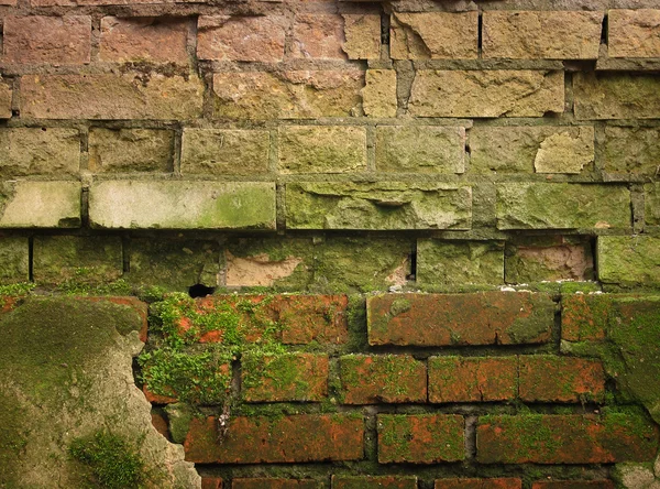 Weathered manchado pared de ladrillo viejo — Foto de Stock