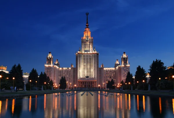 Staatsuniversiteit Moskou 's nachts — Stockfoto