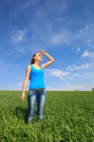 Jonge vrouw in het veld — Stockfoto