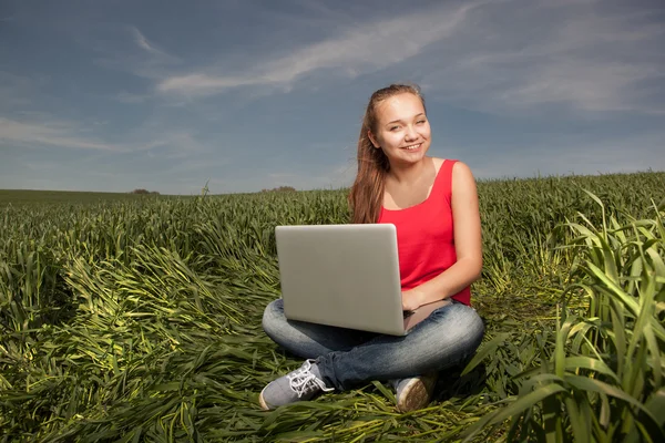 Молодая женщина в поле — стоковое фото