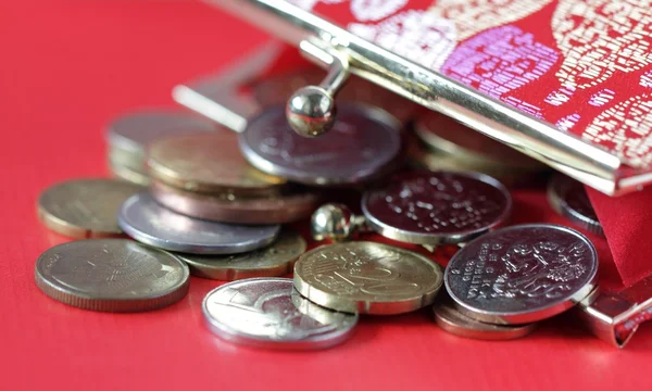 Монеты и кошелек — стоковое фото