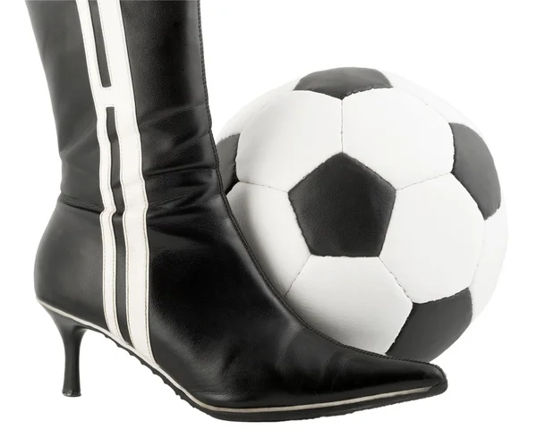 Sapato de mulher preta e bola de futebol — Fotografia de Stock