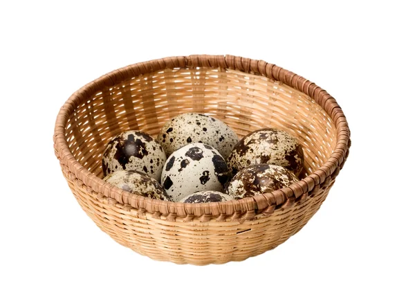 Перепелиное яйцо в плетеной корзине — стоковое фото
