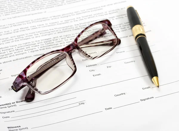 Spectacles and pen — Stock Photo, Image