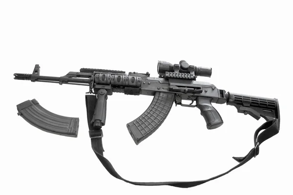 Samopal AK-47 na bílé zemi zpět — Stock fotografie
