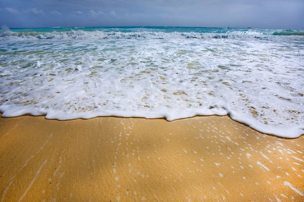 Волны на прекрасном пляже — стоковое фото