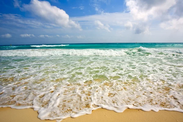 美丽的金色沙滩上波 — 图库照片
