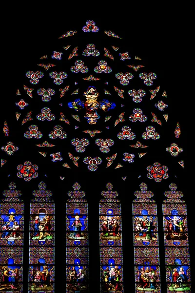 Окна в витражах. Собор Святого Патрика в Нью-Йорке . — стоковое фото