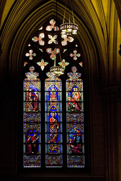 Окна в витражах. Собор Святого Патрика в Нью-Йорке . — стоковое фото