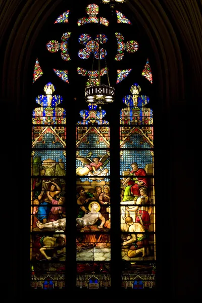 彩色玻璃窗。在纽约圣派翠克大教堂. — 图库照片