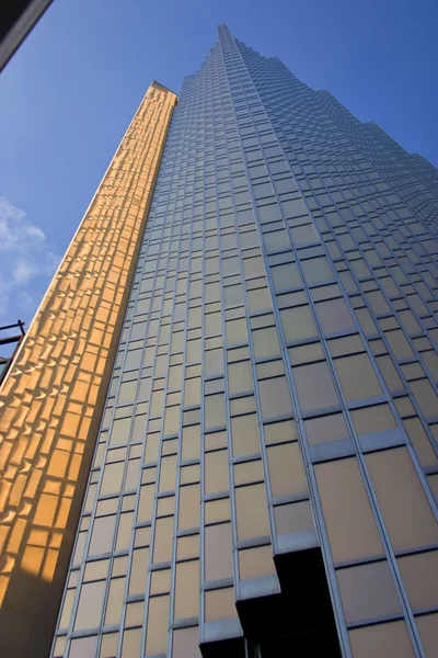 Vista urbana en el moderno edificio de cristal con cielo azul — Foto de Stock