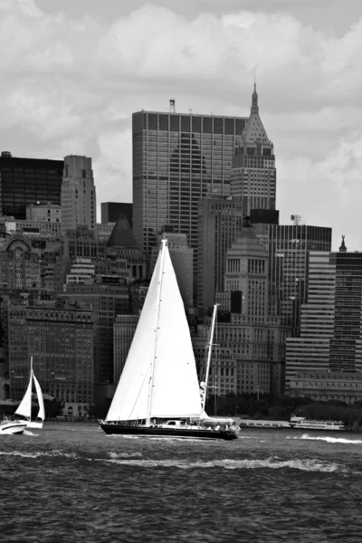 ハドソン川に白い帆ボートします。 — ストック写真