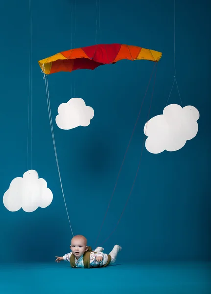 Bebé con el paracaídas —  Fotos de Stock