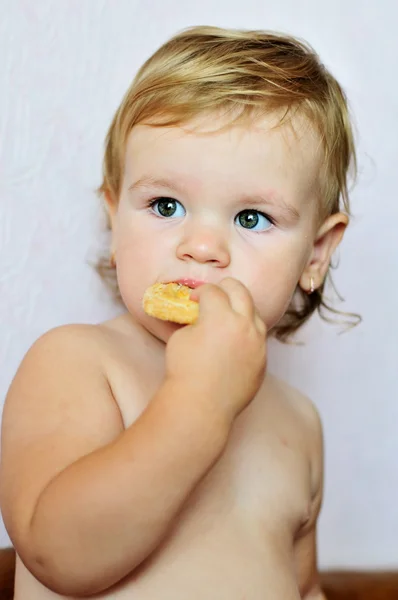 Kisgyermek lány enni tortát — Stock Fotó