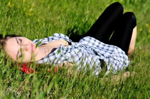 Rêver dans l'herbe — Photo