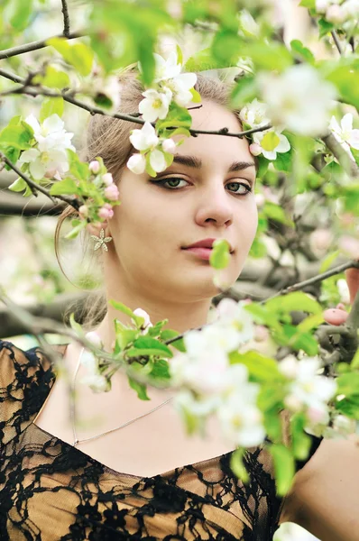 Menina em flor de árvore — Fotografia de Stock