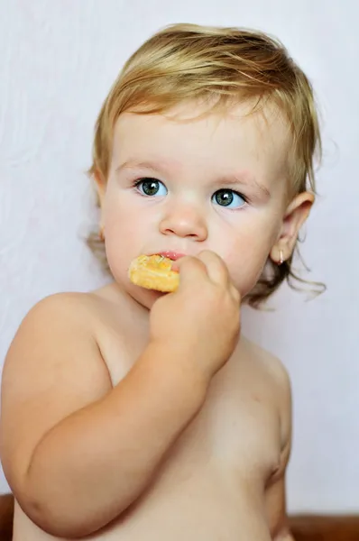 Pasta yemeye yürümeye başlayan çocuk kız Telifsiz Stok Imajlar