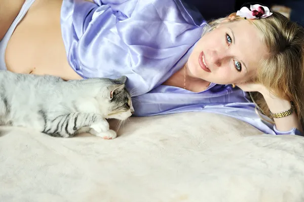 Gravid kvinna med hennes katt — Stockfoto