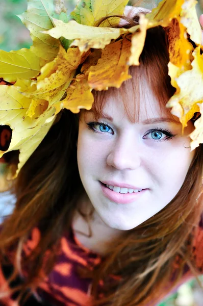 秋天的红发女孩 — 图库照片