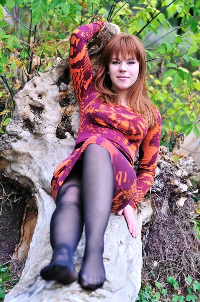 Az erdei pihenő vörös hajú lány — Stock Fotó