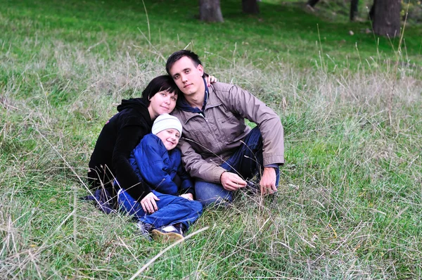 Lycklig familj i skogen — Stockfoto