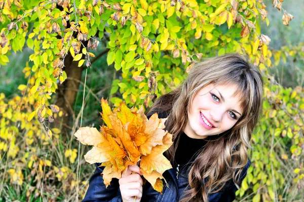 Doce menina na floresta de outono — Fotografia de Stock