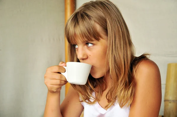 女孩喝茶 — 图库照片