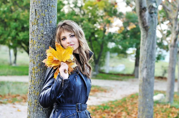 Έφηβος κορίτσι κοντά φθινόπωρο δέντρο — Φωτογραφία Αρχείου