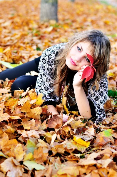 Descanso en el parque de otoño — Foto de Stock