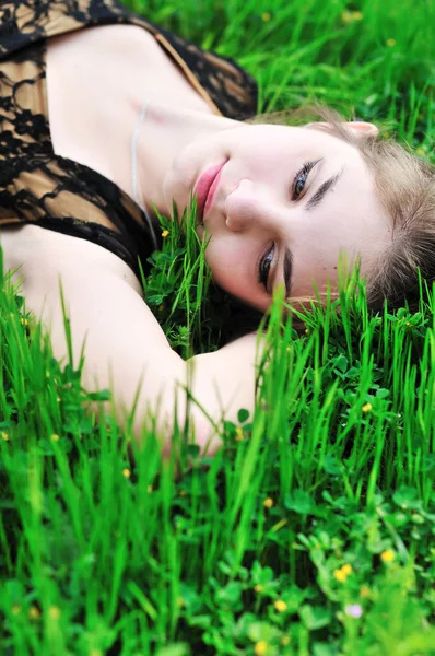 Ruhe auf dem grünen Gras — Stockfoto