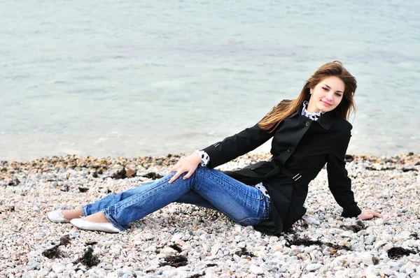 Deniz kenarında sakin kız — Stok fotoğraf
