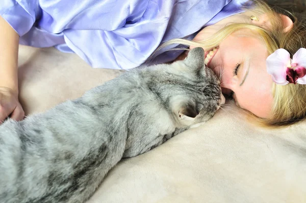 Девушка с ласковым котом — стоковое фото