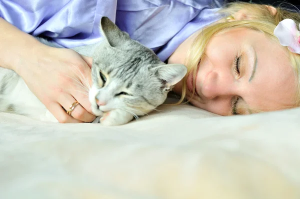 Schlafende Frau und Katze — Stockfoto