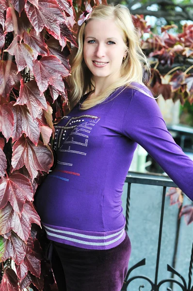 怀孕的女人户外 — 图库照片