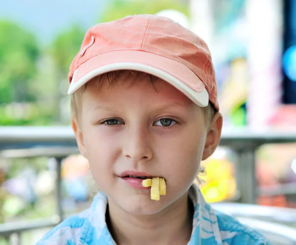 Χαριτωμένο αγόρι µε πατάτες τηγανιτές — Φωτογραφία Αρχείου