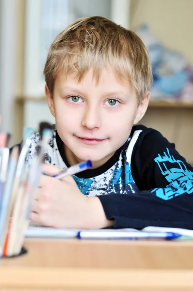 左利きの少年の宿題 — ストック写真