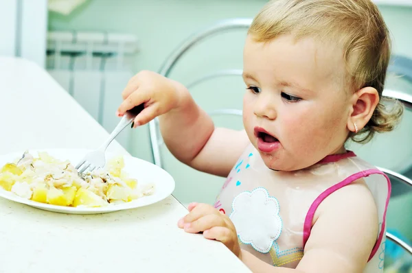 女の赤ちゃんを食べる — ストック写真