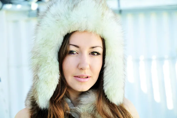 Girl wearing fur hat — Stockfoto