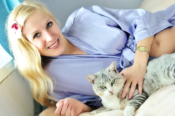 Szczęśliwy w ciąży kobieta z kotem — Zdjęcie stockowe