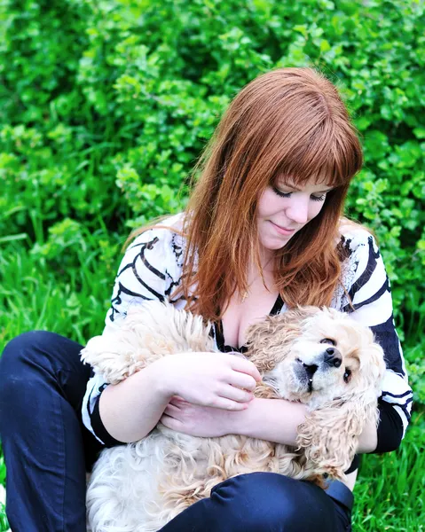 Jarní zábava dívka a její pes — Stock fotografie
