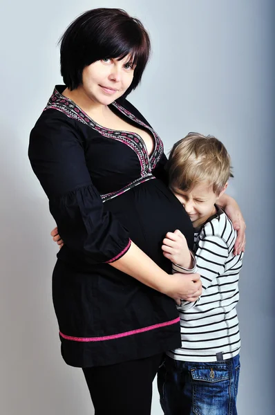 Schwangere Mutter mit älterem Sohn — Stockfoto
