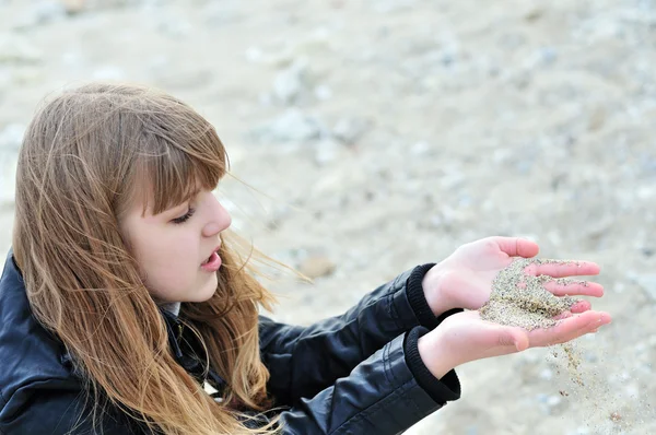 Sand slips through fingers — Stock Photo, Image