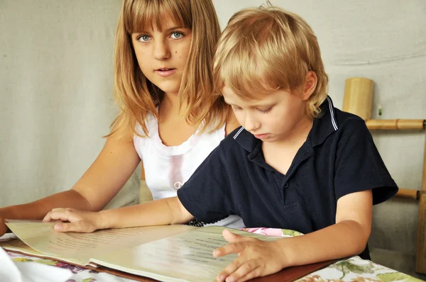 Kinderen in café — Stockfoto