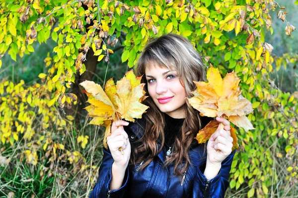 Щаслива дівчина з листям — стокове фото