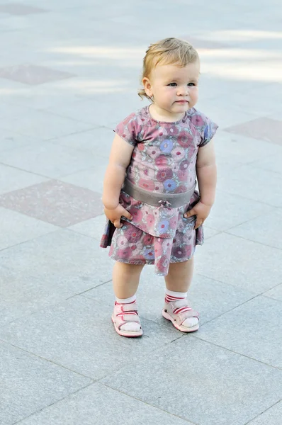 Kız bebek yürümek istiyor. — Stok fotoğraf