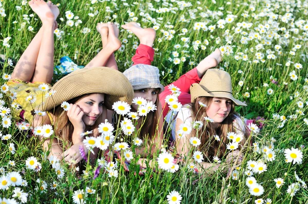 Meninas no prado — Fotografia de Stock