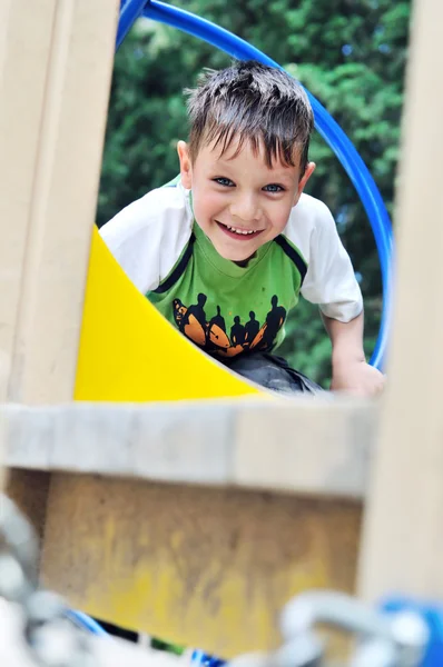 Jongen op de speelplaats — Stockfoto