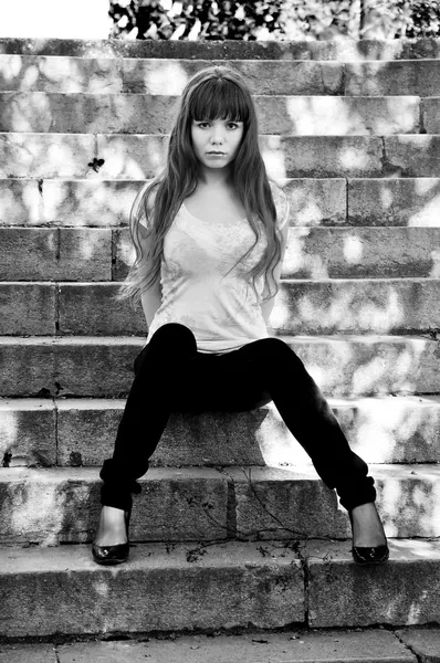 Siyah beyaz merdivenlerde hüzünlü kız — Stok fotoğraf