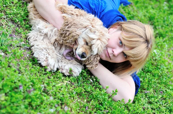 Žena si hraje se psem — Stock fotografie