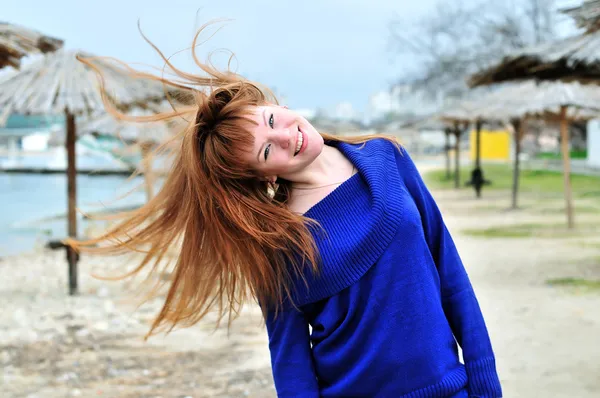 Redheaded κορίτσι ευτυχισμένη — Φωτογραφία Αρχείου